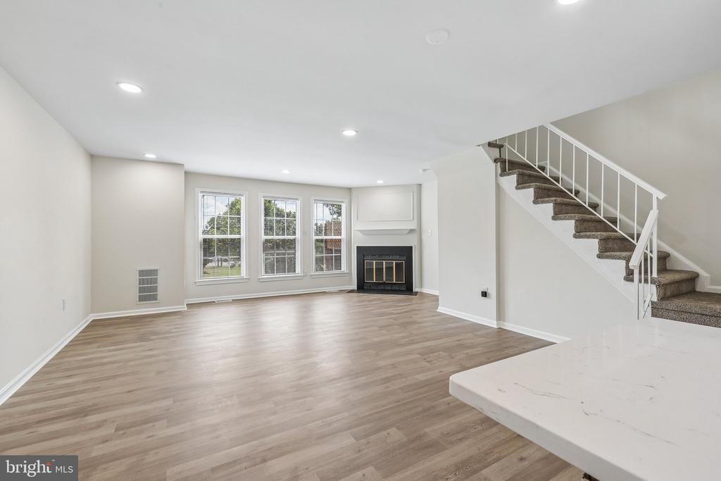7403 HOUNDSBURY COURT
