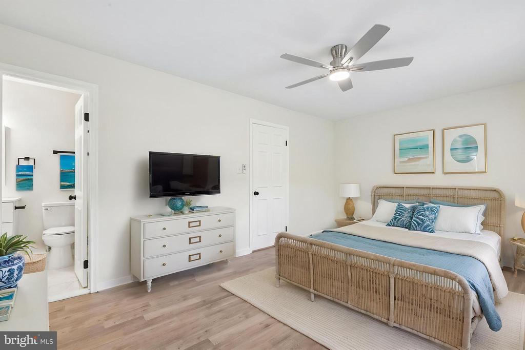 7403 HOUNDSBURY COURT