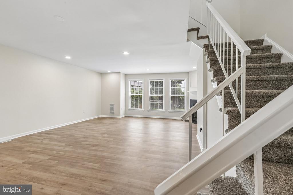 7403 HOUNDSBURY COURT