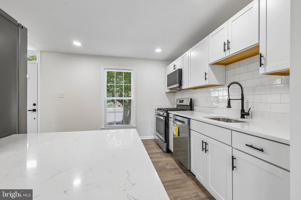 7403 HOUNDSBURY COURT