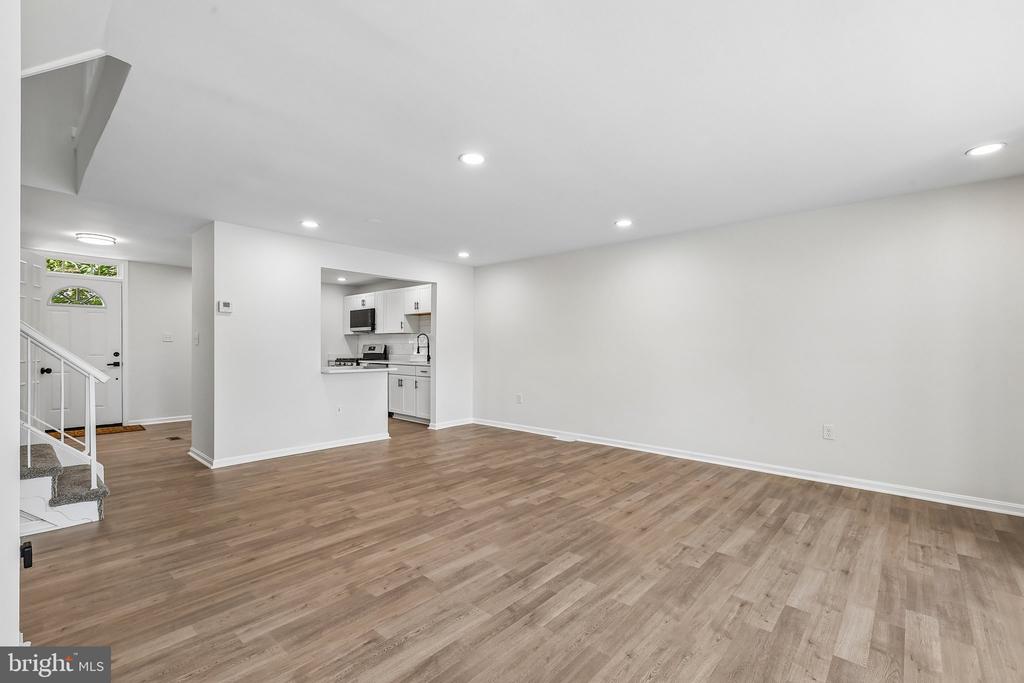 7403 HOUNDSBURY COURT