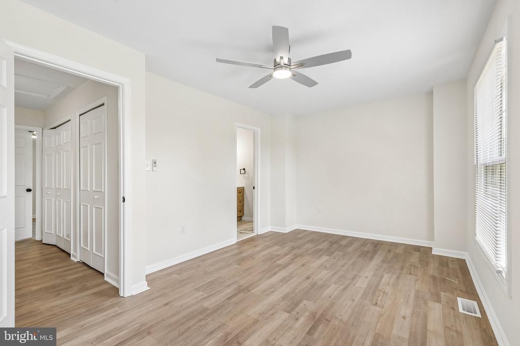 7403 HOUNDSBURY COURT