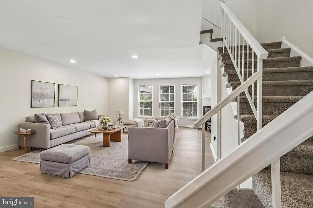 7403 HOUNDSBURY COURT
