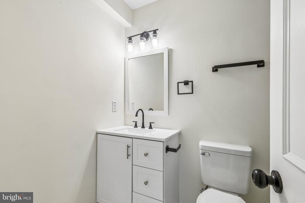 7403 HOUNDSBURY COURT