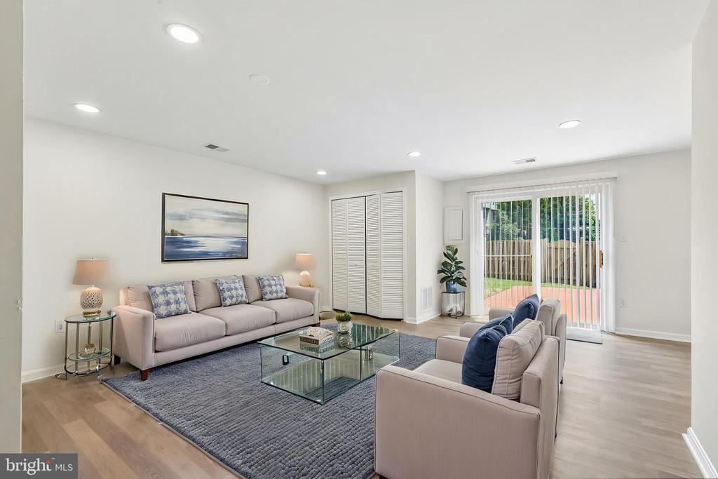 7403 HOUNDSBURY COURT