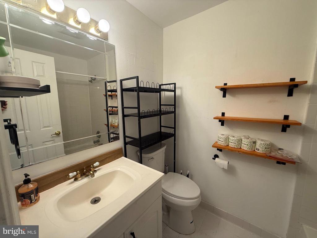 2218 CENTRAL AVENUE Unit: BASEMENT