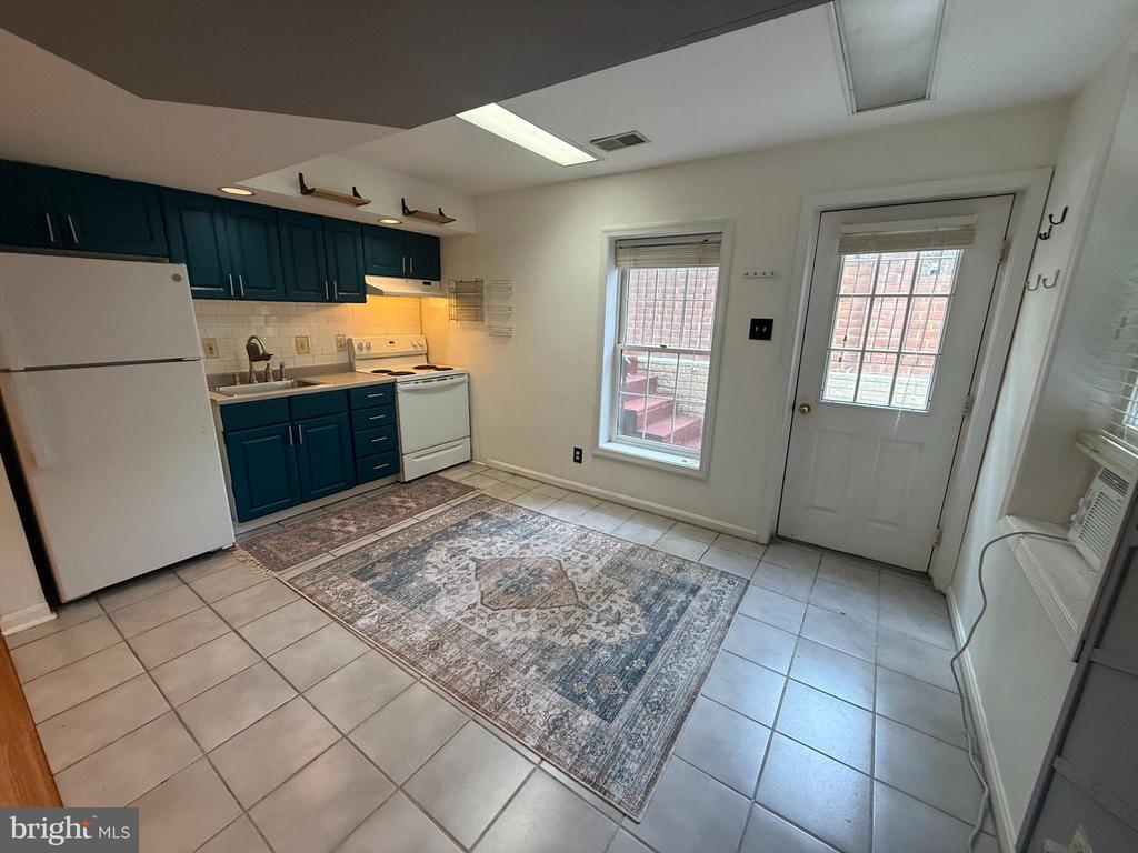 2218 CENTRAL AVENUE Unit: BASEMENT