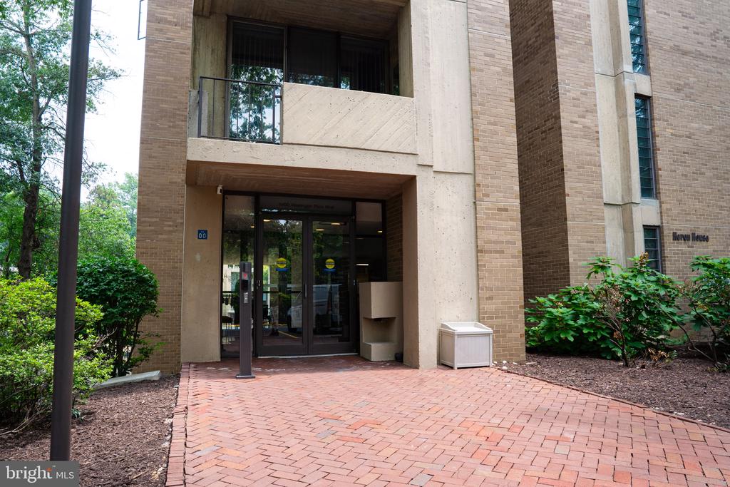 11400 WASHINGTON PLZ W Unit: 205