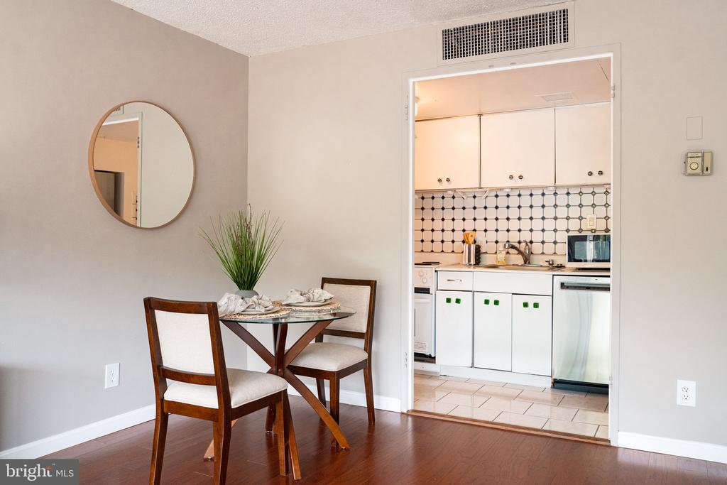 11400 WASHINGTON PLZ W Unit: 205