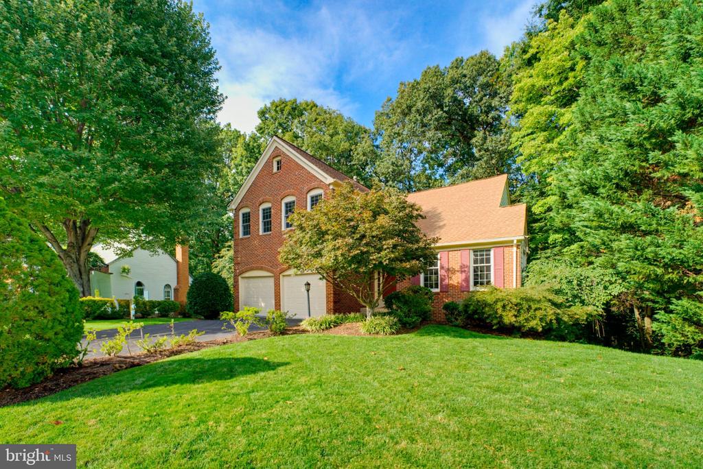 7827 BELLEFLOWER DRIVE