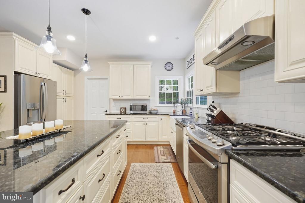 7315 SCARLET OAK COURT