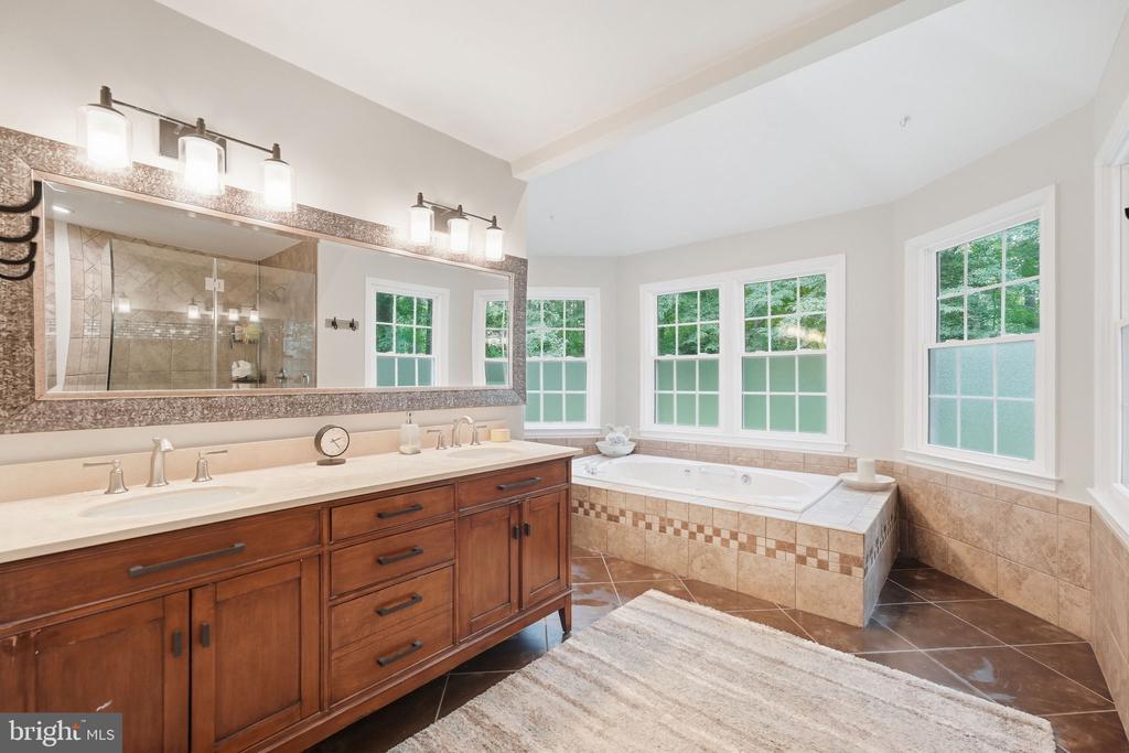 7315 SCARLET OAK COURT