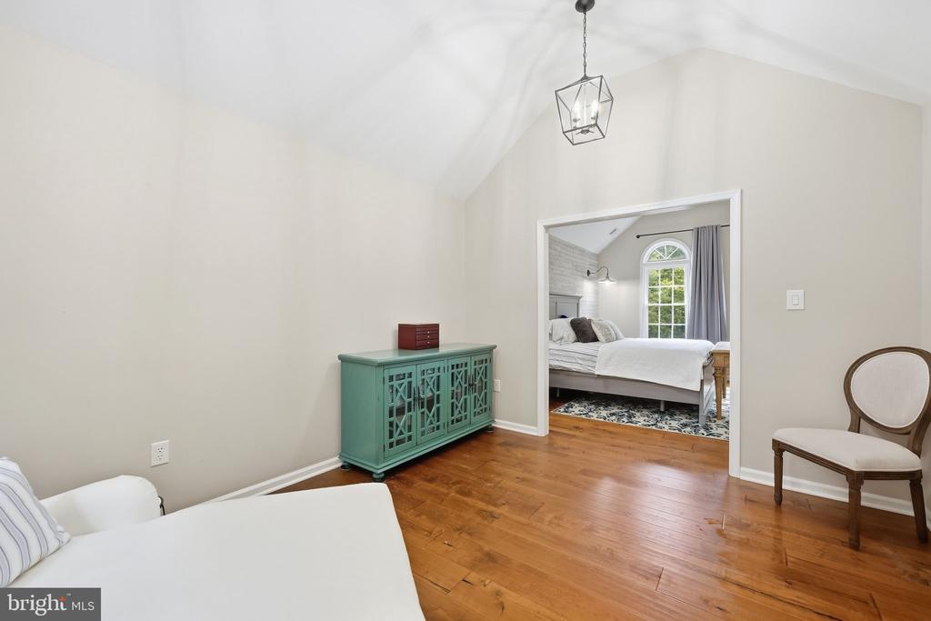 7315 SCARLET OAK COURT