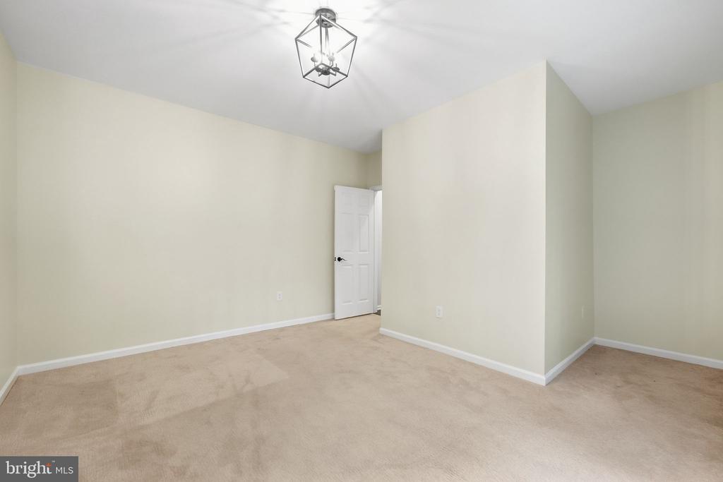 7315 SCARLET OAK COURT