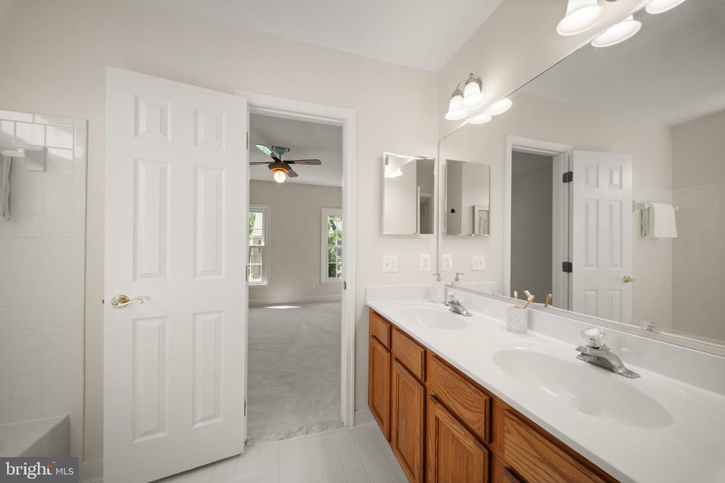 5604 WILLOW CROSSING COURT