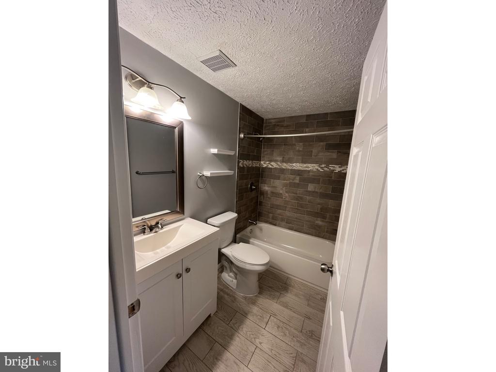 1558 BENNINGTON WOODS COURT