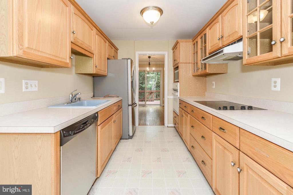 1860 GOLF VIEW COURT