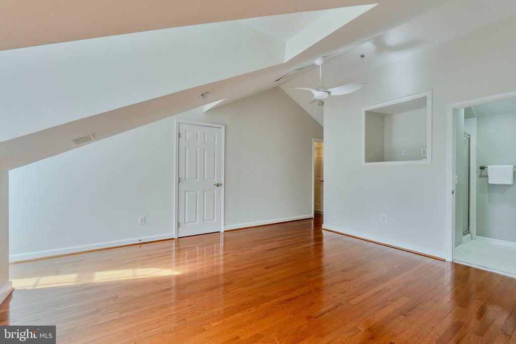 8816 HUNTING LODGE COURT