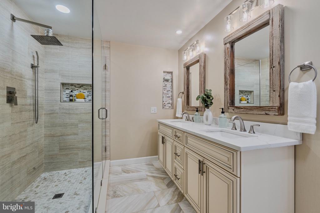 8816 HUNTING LODGE COURT