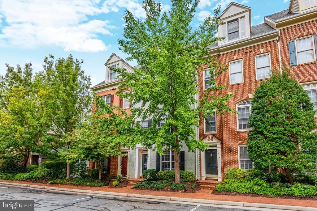 8816 HUNTING LODGE COURT