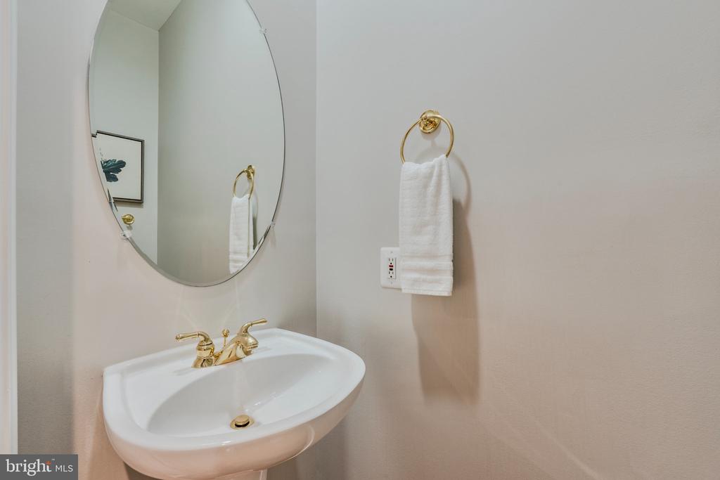 8816 HUNTING LODGE COURT