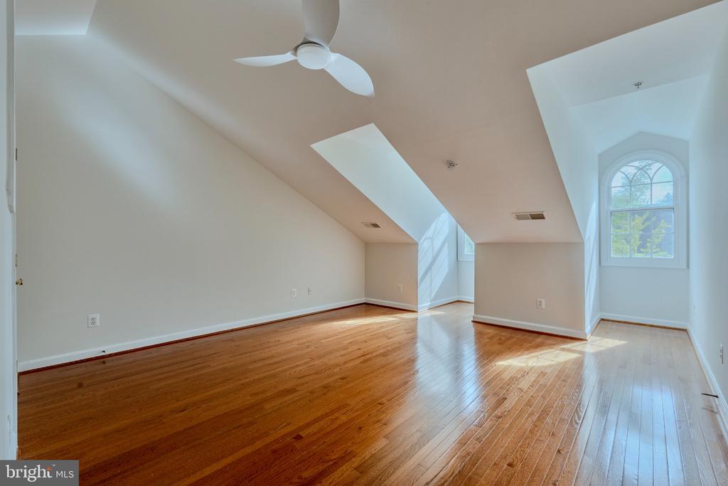8816 HUNTING LODGE COURT