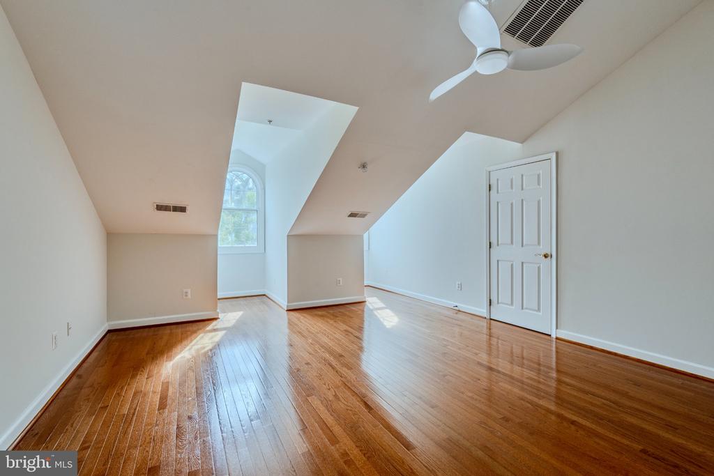 8816 HUNTING LODGE COURT