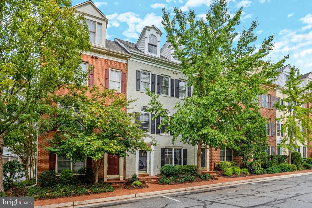 8816 HUNTING LODGE COURT