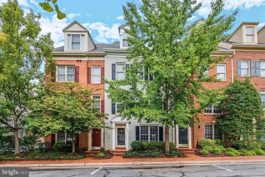 8816 HUNTING LODGE COURT