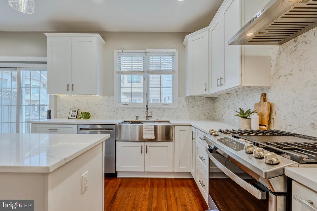 8816 HUNTING LODGE COURT
