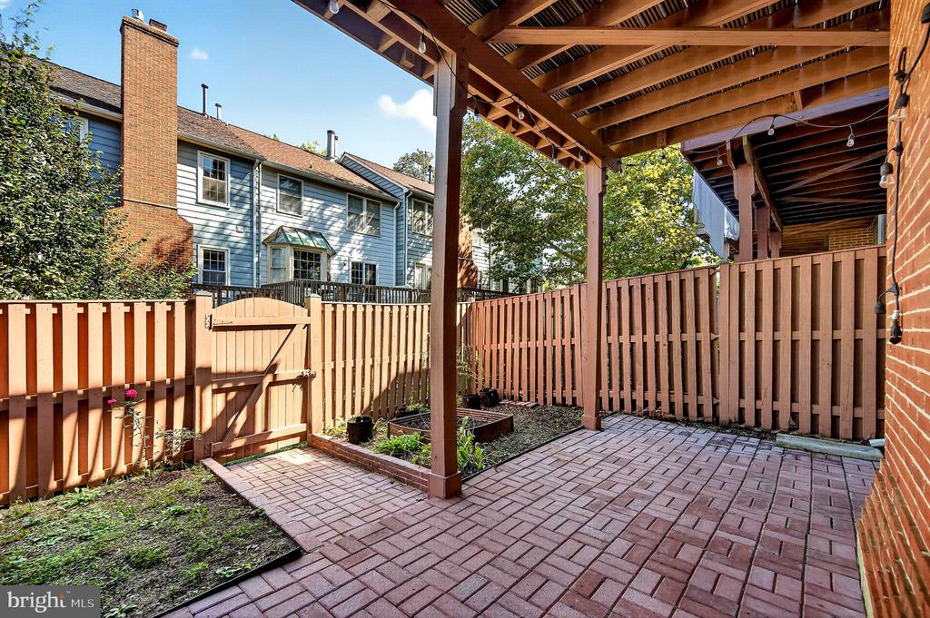 8006 TREVOR PLACE