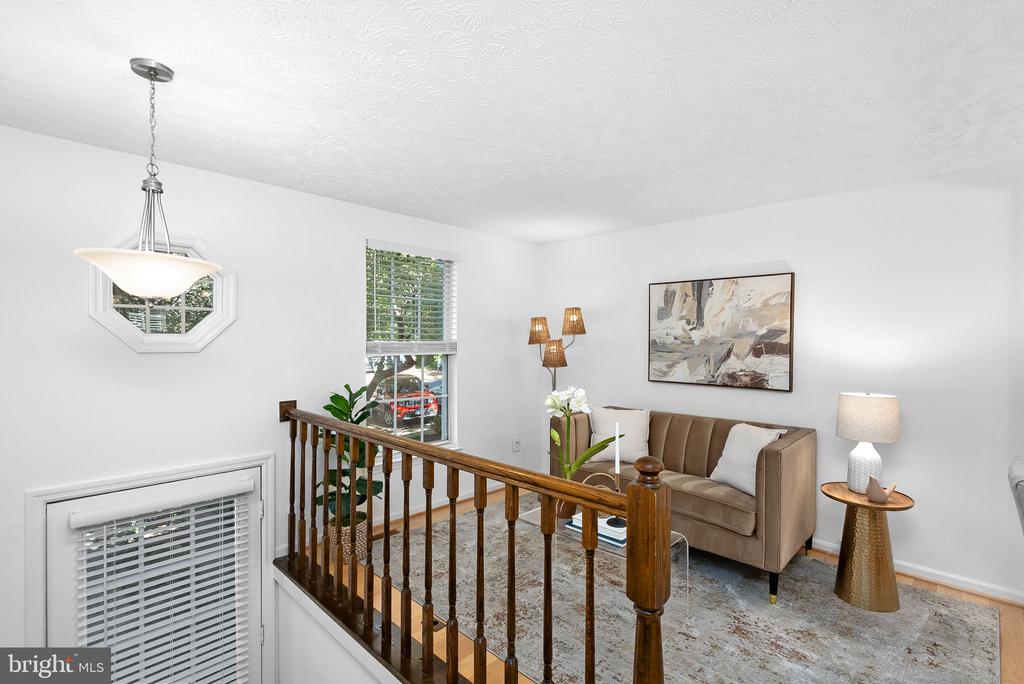 1594 WOODCREST DRIVE