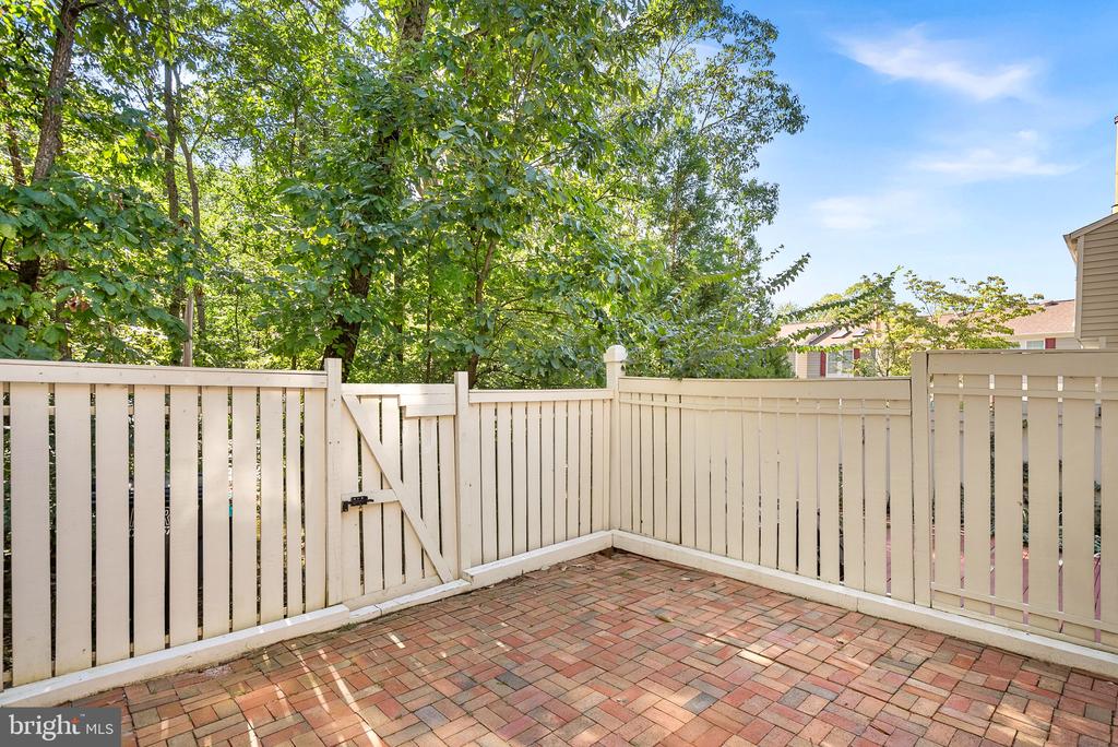1594 WOODCREST DRIVE