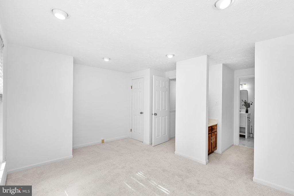 1594 WOODCREST DRIVE
