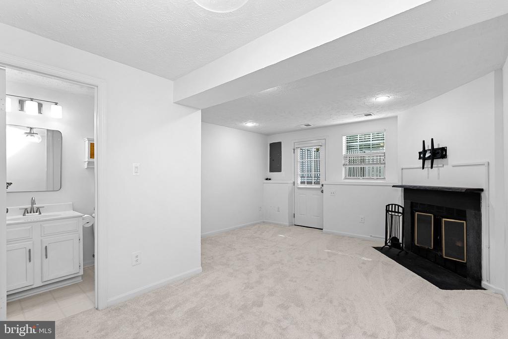 1594 WOODCREST DRIVE