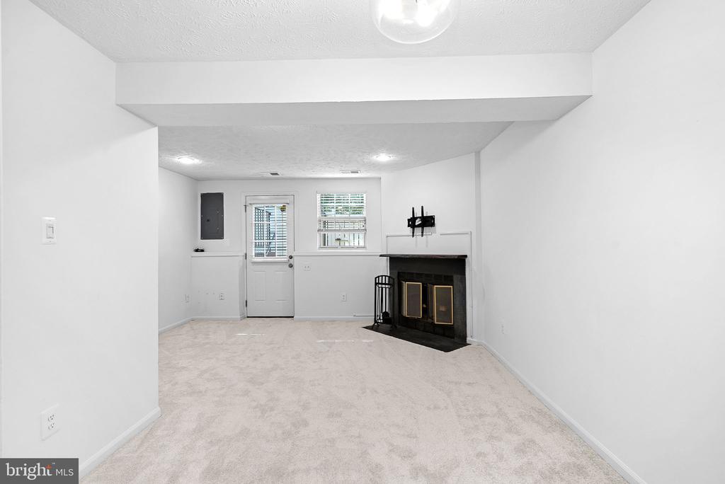 1594 WOODCREST DRIVE