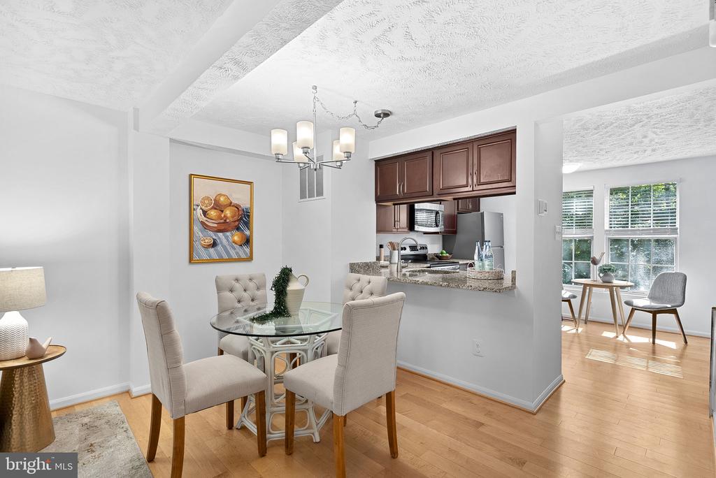 1594 WOODCREST DRIVE