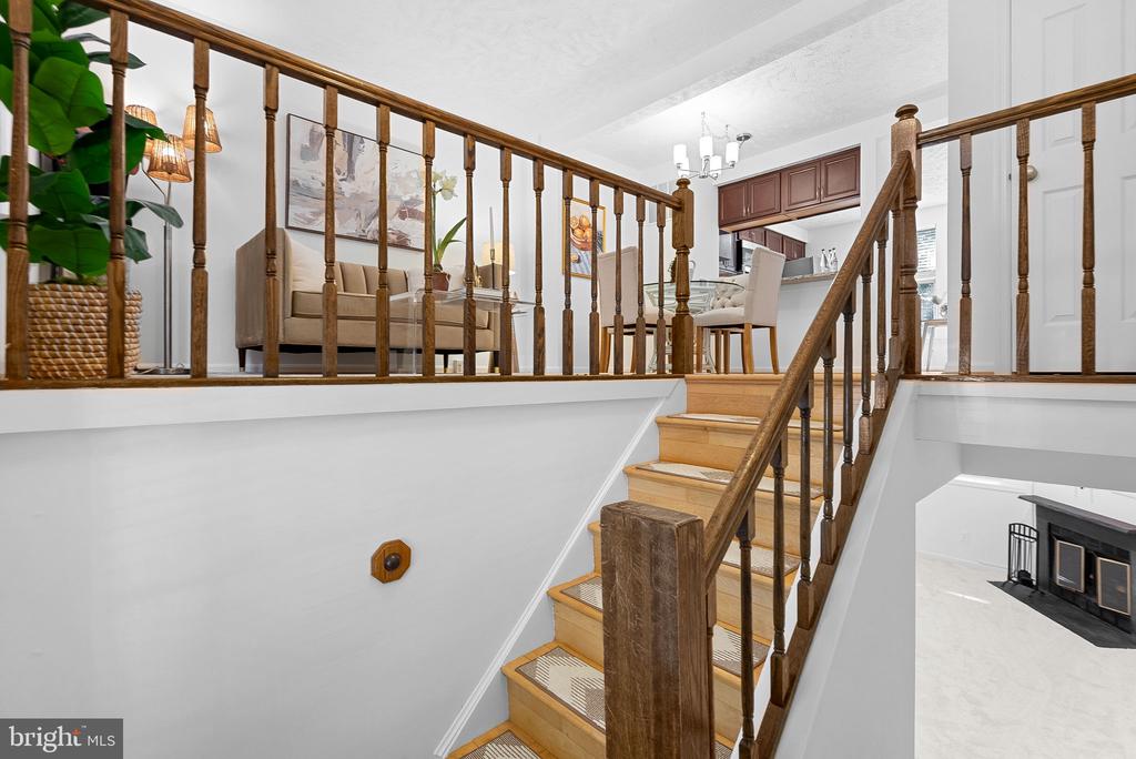 1594 WOODCREST DRIVE