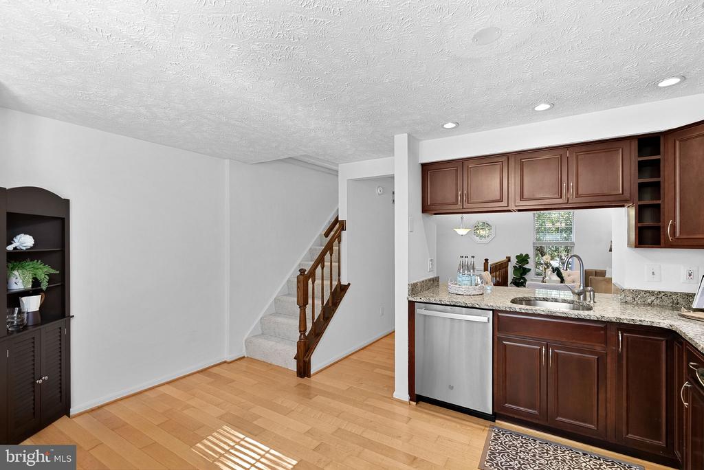 1594 WOODCREST DRIVE