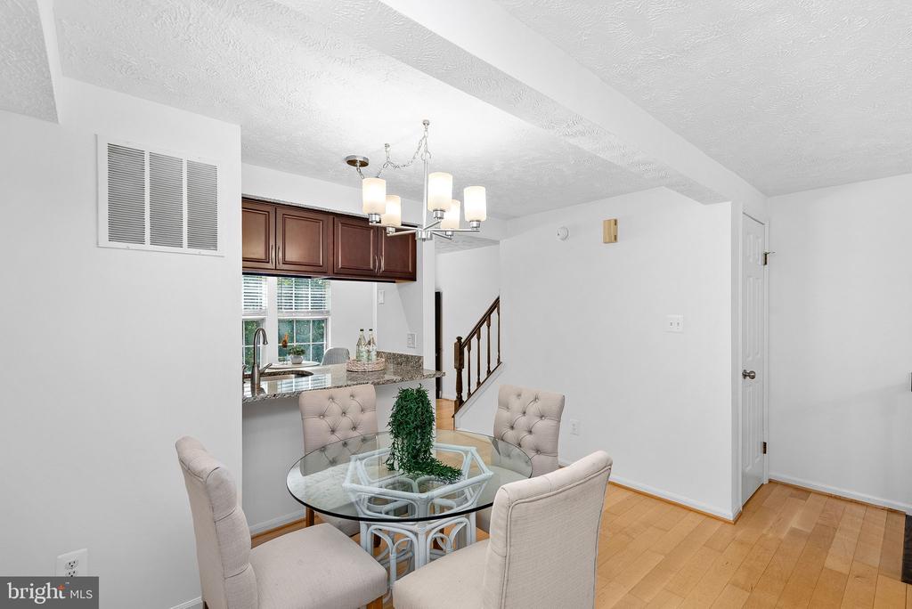 1594 WOODCREST DRIVE