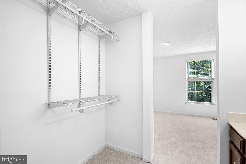1594 WOODCREST DRIVE
