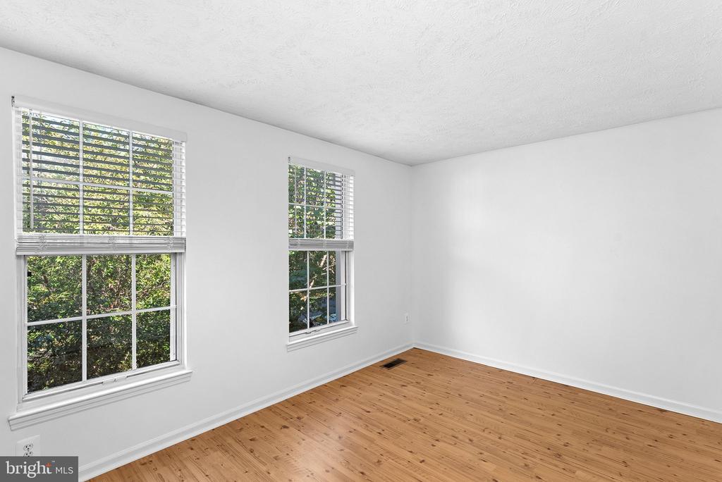 1594 WOODCREST DRIVE