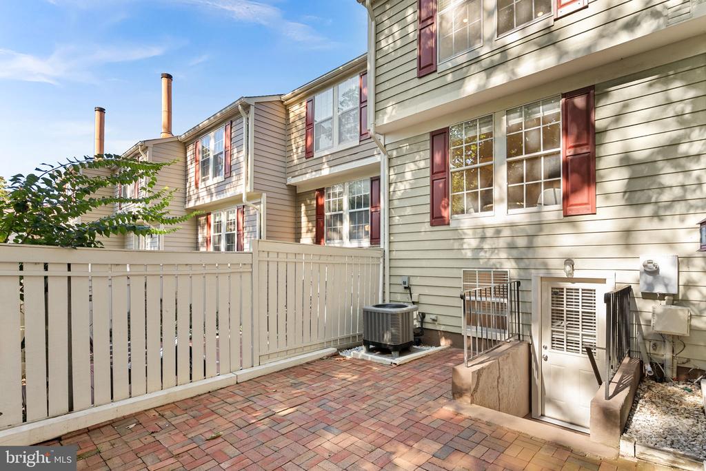 1594 WOODCREST DRIVE