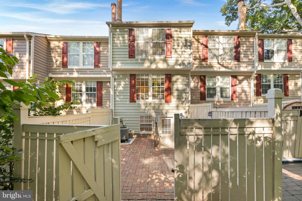 1594 WOODCREST DRIVE