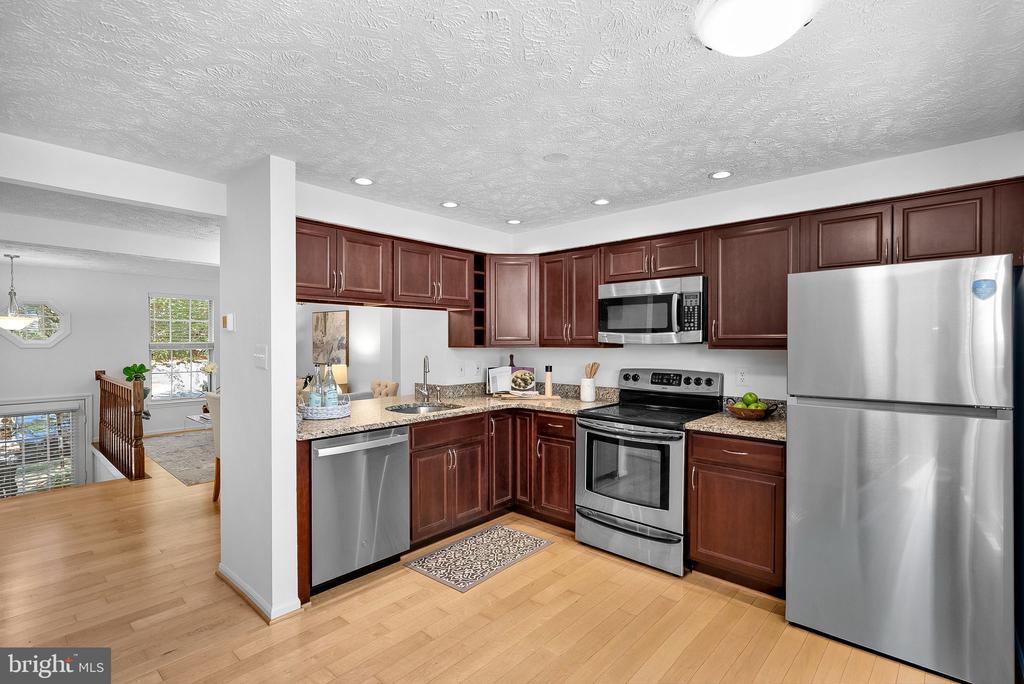 1594 WOODCREST DRIVE
