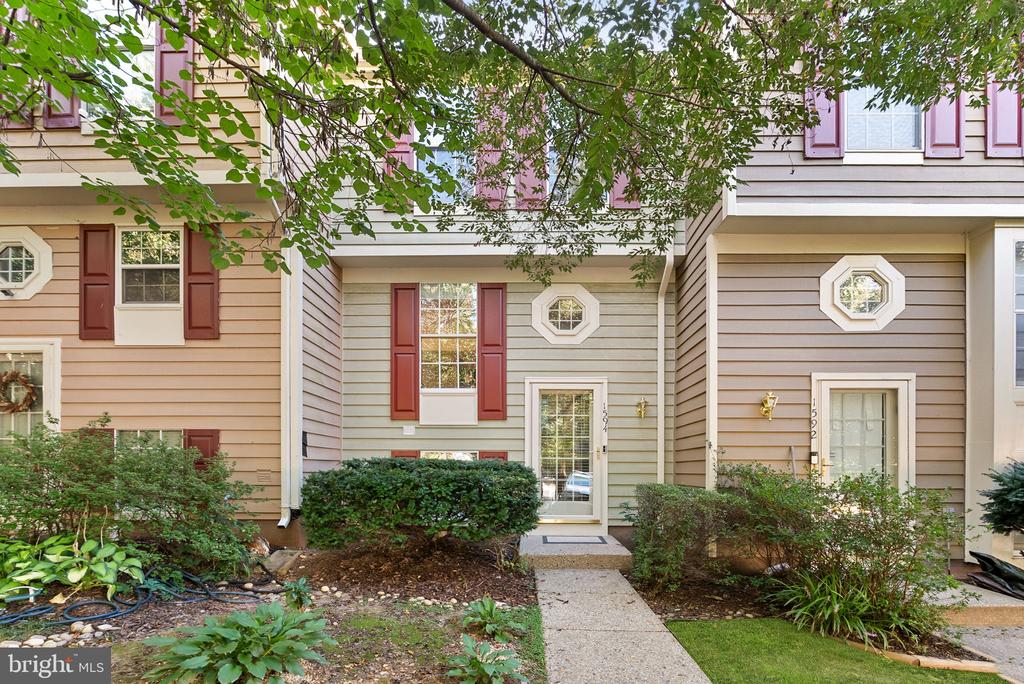 1594 WOODCREST DRIVE