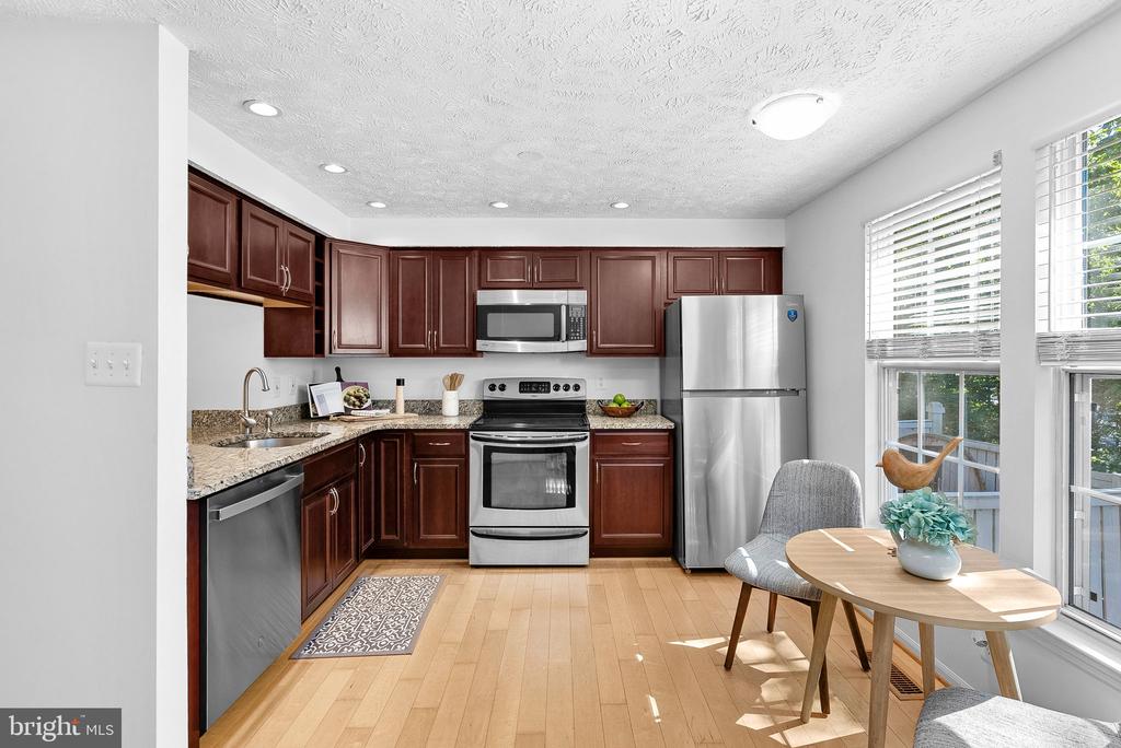 1594 WOODCREST DRIVE