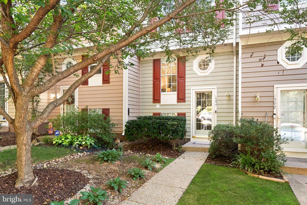 1594 WOODCREST DRIVE