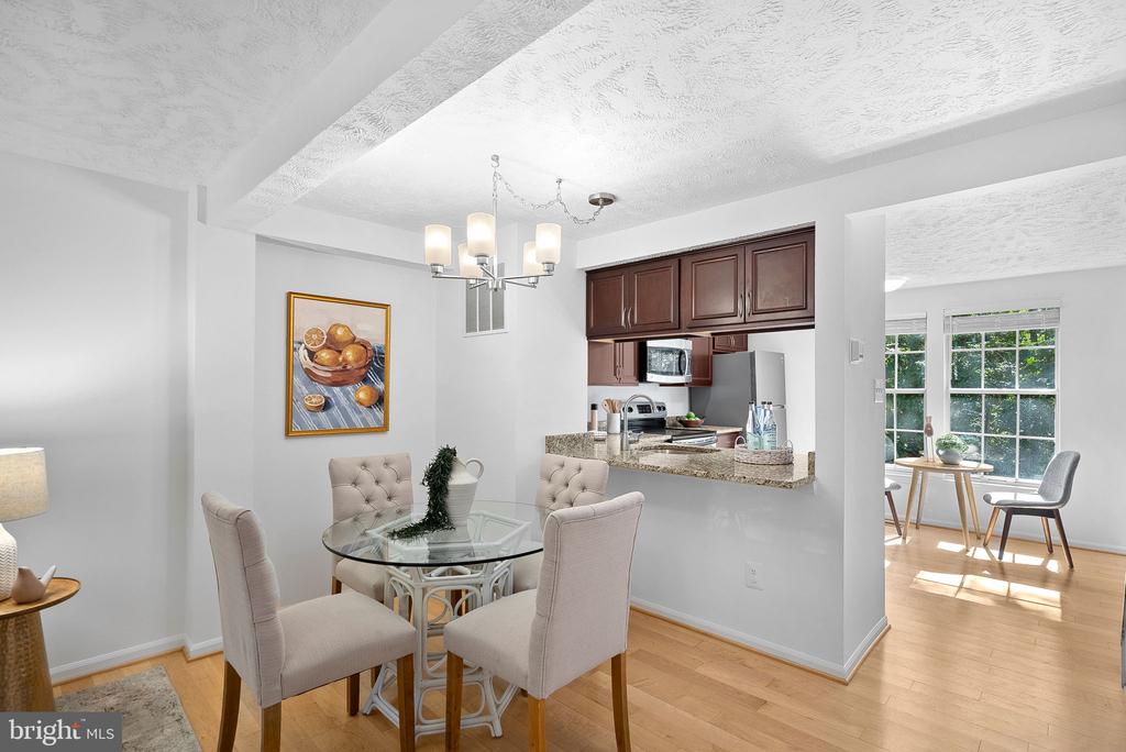 1594 WOODCREST DRIVE