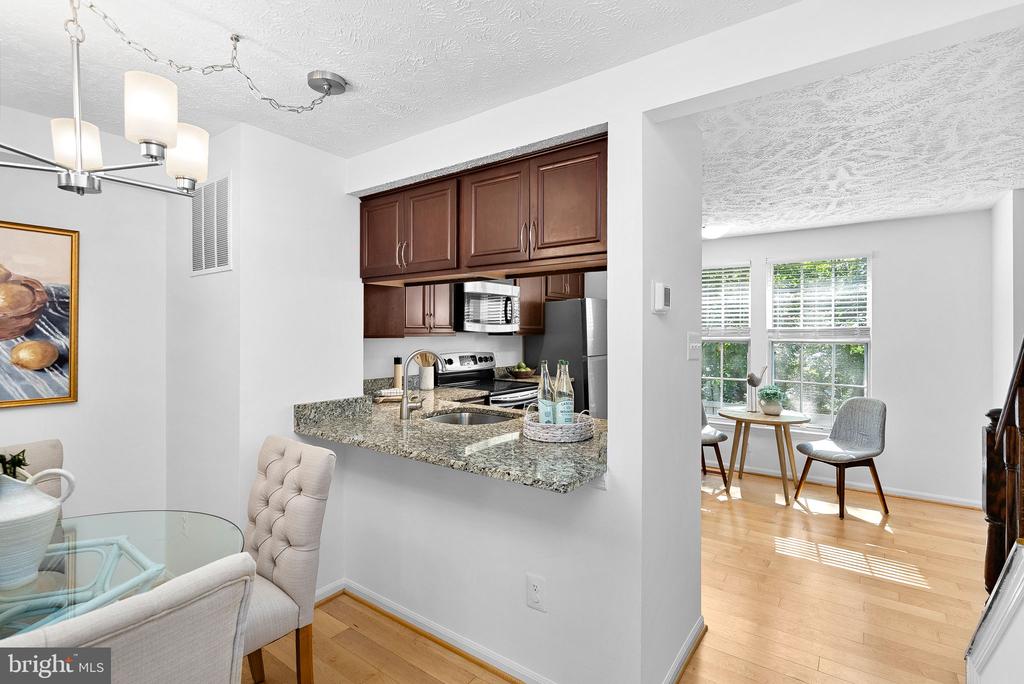 1594 WOODCREST DRIVE